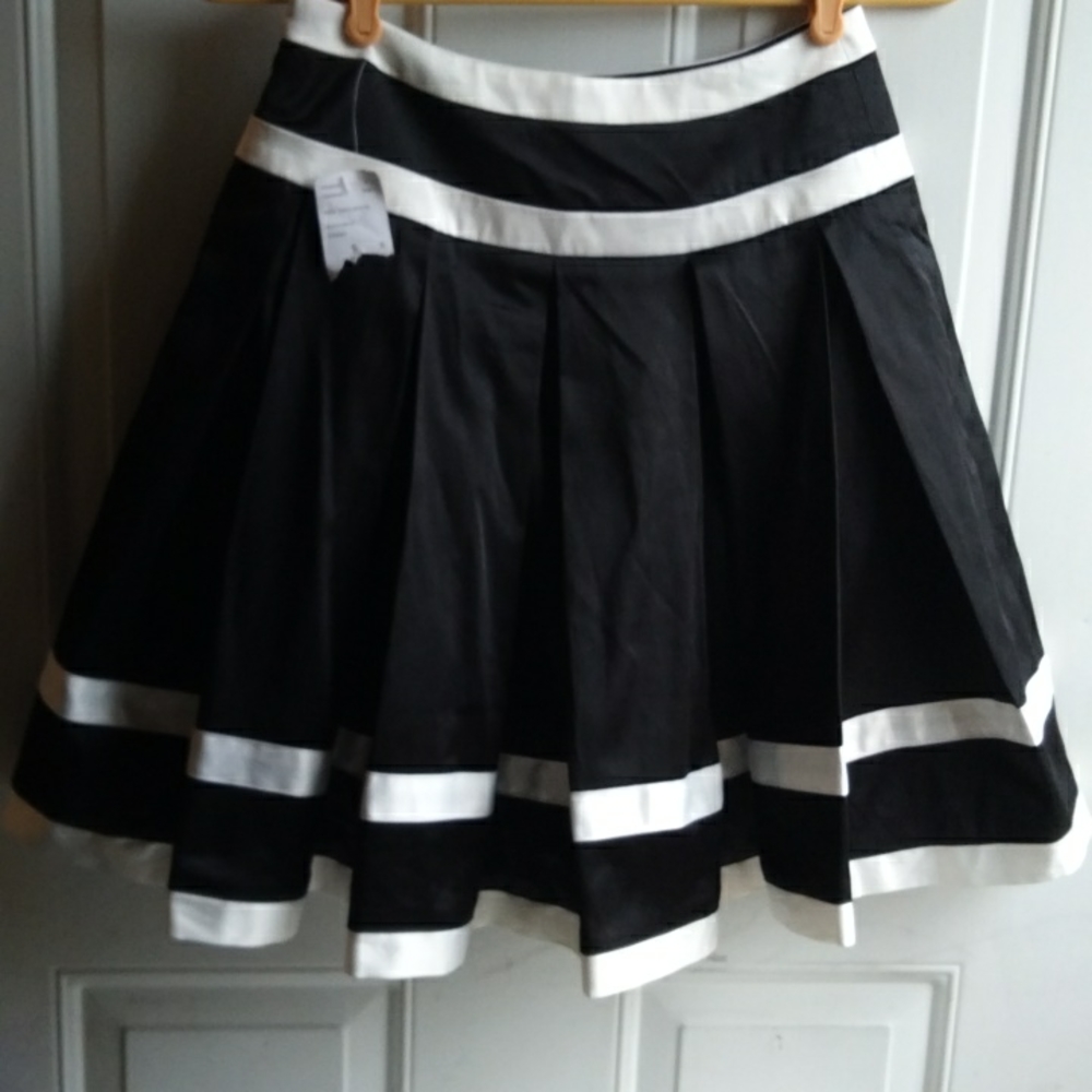NWT.  Skirt sz sm. Black with cream details.